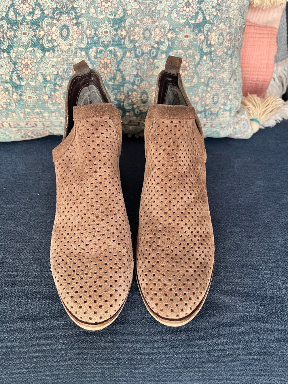 Crevo Neriah Women’s Size 7 Taupe Leather Perforated Ankle Booties Side Zip